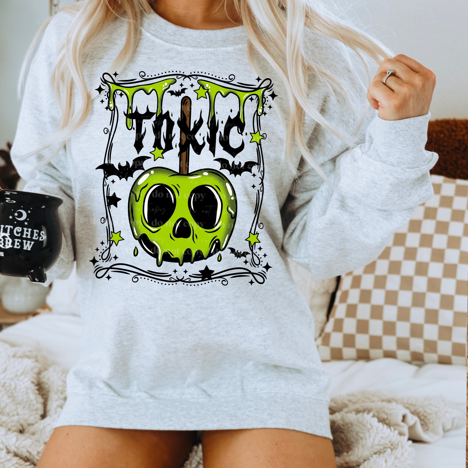 "Toxic" Poison Apple Sweatshirt | Witchy Villain Crewneck | Halloween Spooky Season Apparel | Dark Fairy Tale Gift | Unisex Gildan/Hanes